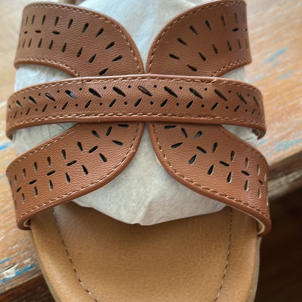 Comfort View NWT in box size 8M. Color Cognac (brown)